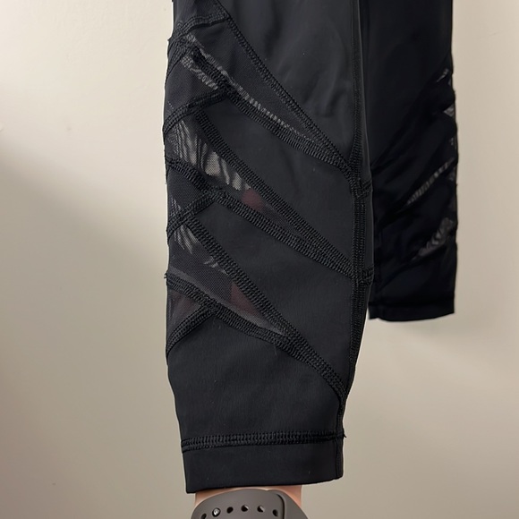 Black lululemon leggings with mesh panels - Picture 2 of 5